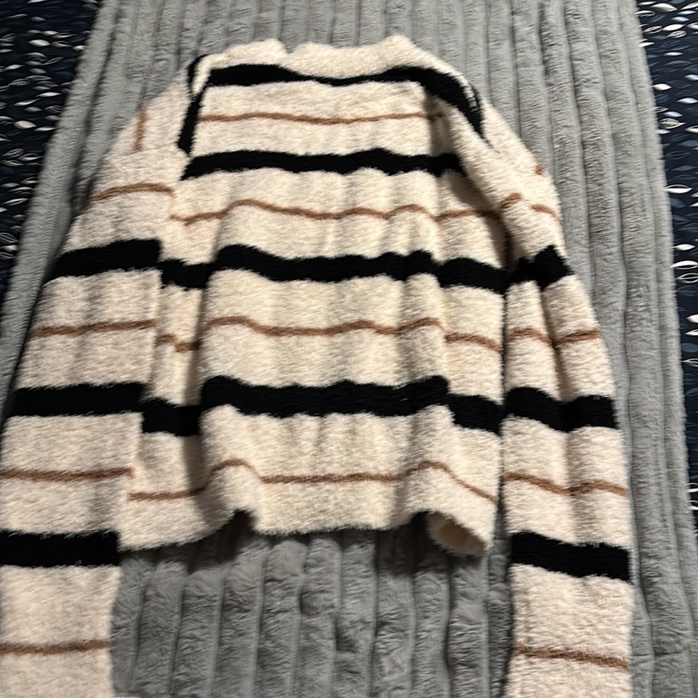 Sweater - Picture 5 of 5